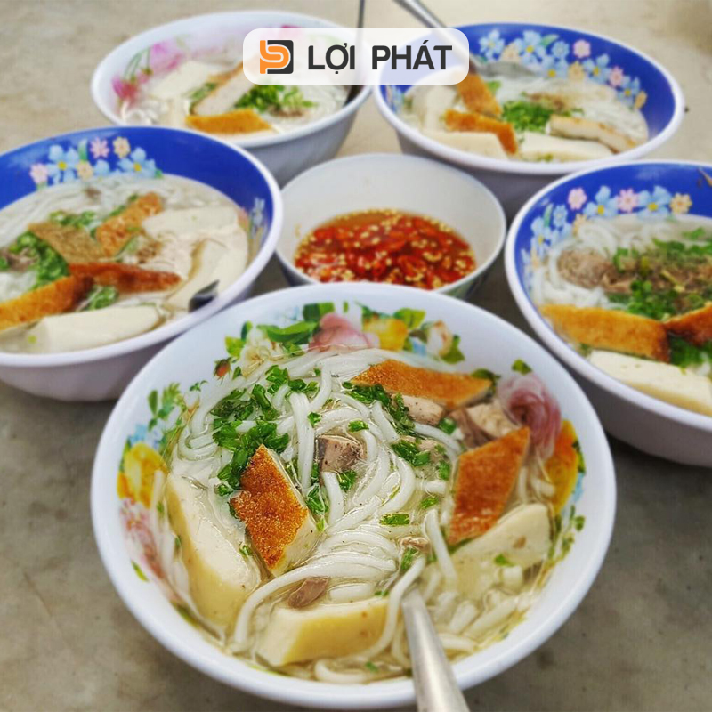 Nau banh canh cha ca voi Noi nau pho dien-1